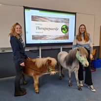 Therapiepaardje bij therapiepaardje op bezoek